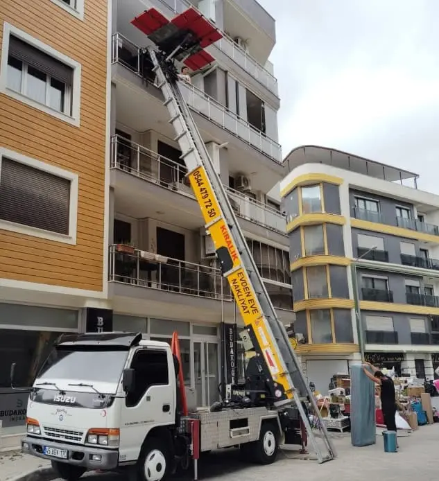 Sığacık Kaleiçi dar sokakta mobil asansör